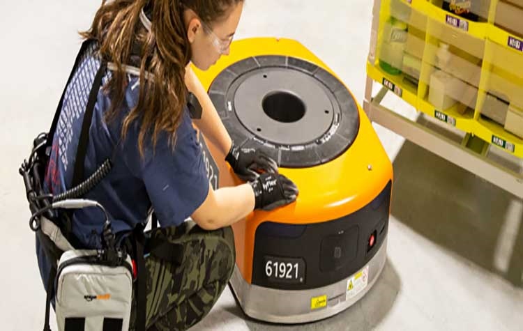 Amazon nella logistica per l’e-commerce: contro gli incidenti dei lavoratori arriva la cintura smart