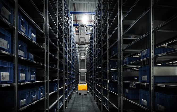 Massime prestazioni a tutti i livelli: Jungheinrich presenta al LogiMAT il nuovo carrello EKS 412s