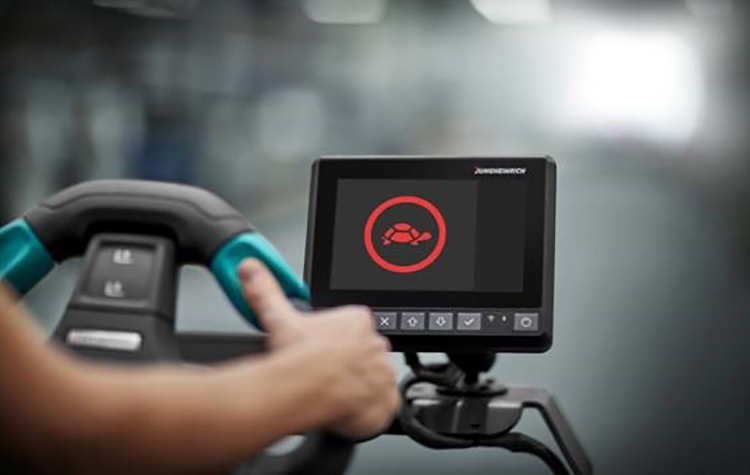 Grazie ai sistemi di assistenza, maggiore sicurezza per persone, macchine e magazzino