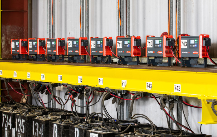 Logistica sostenibile: ricarica efficiente per ridurre emissioni di CO2 con Fronius