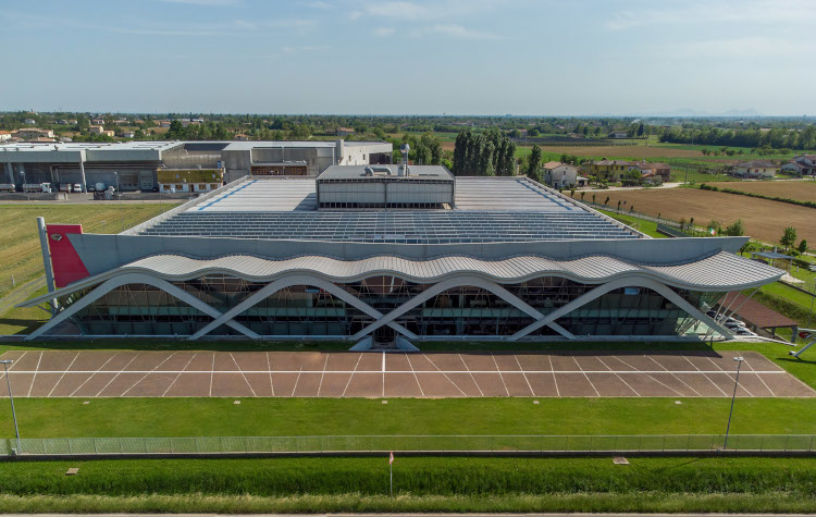 Logistica di magazzino: le alte prestazioni Isoplam per gli spazi dell’headquarter di Sidi Sport