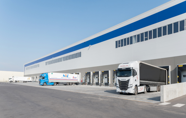 Baie di carico Kopron per la nuova logistica Santoni a Tortona